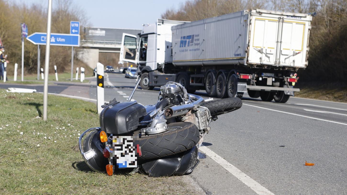 Auf der B470 kam es am Dienstag zu einem schweren Verkehrsunfall, bei dem ein Motorradfahrer mit einem LKW zusammenstieß.
