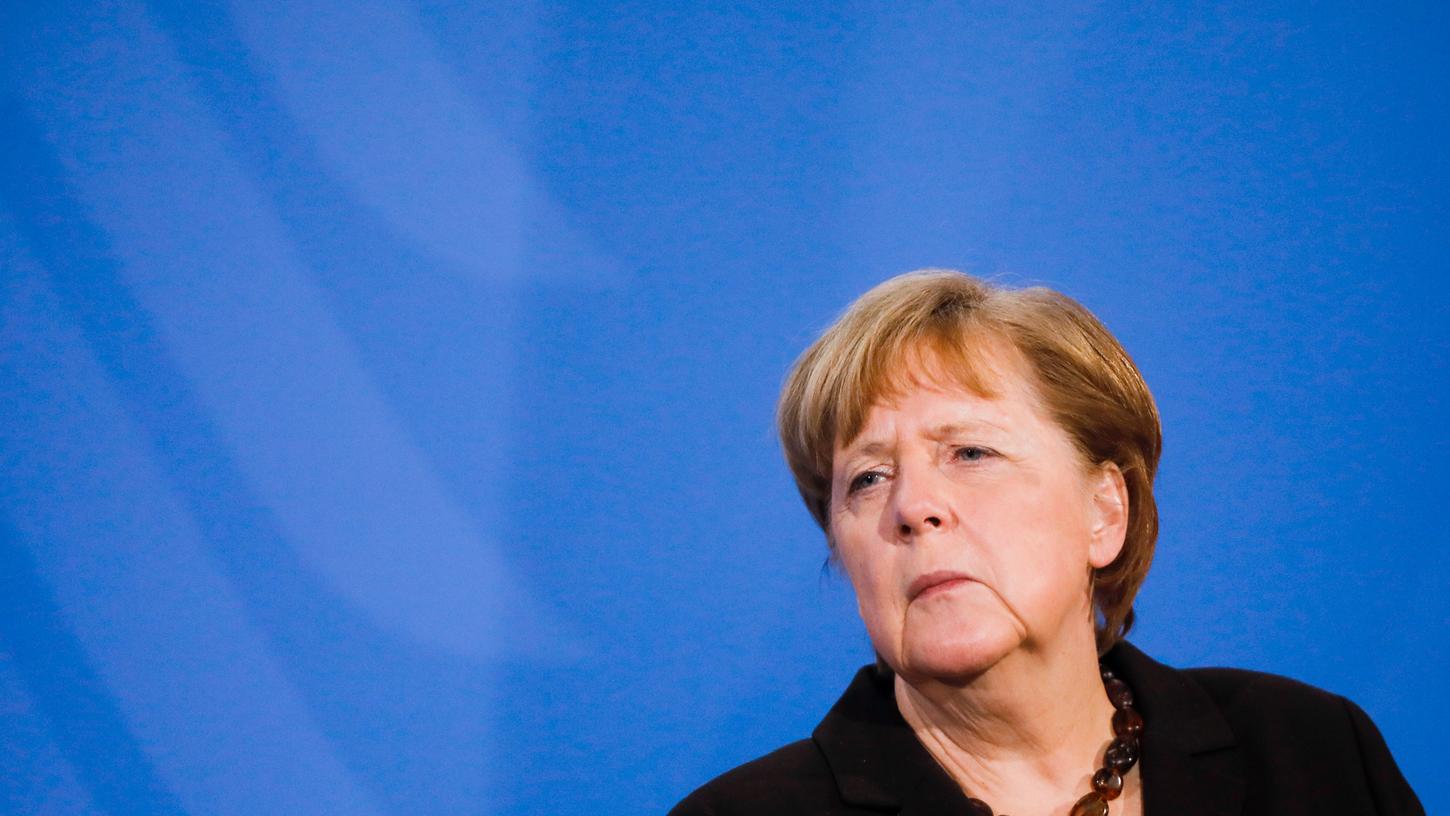 Angela Merkel trat am Dienstagabend nach der kurzfristig einberufenen Sondersitzung mit den Ministerpärsidenten der Länder vor die Kameras. 