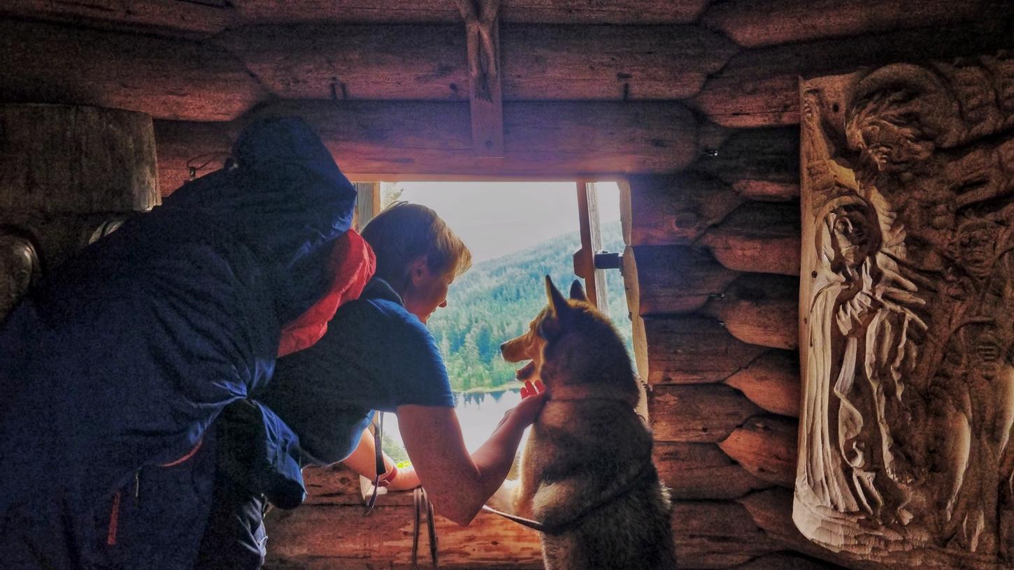 Blockhütte in der Wildnis: Der Ausblick aus der Rachelkapelle ist beeindruckend, sie ist spektakulär an der Seekarwand errichtet.
Blockhütte in der Wildnis: Der Ausblick aus der Rachelkapelle ist beeindruckend, sie ist spektakulär an der Seekarwand errichtet.