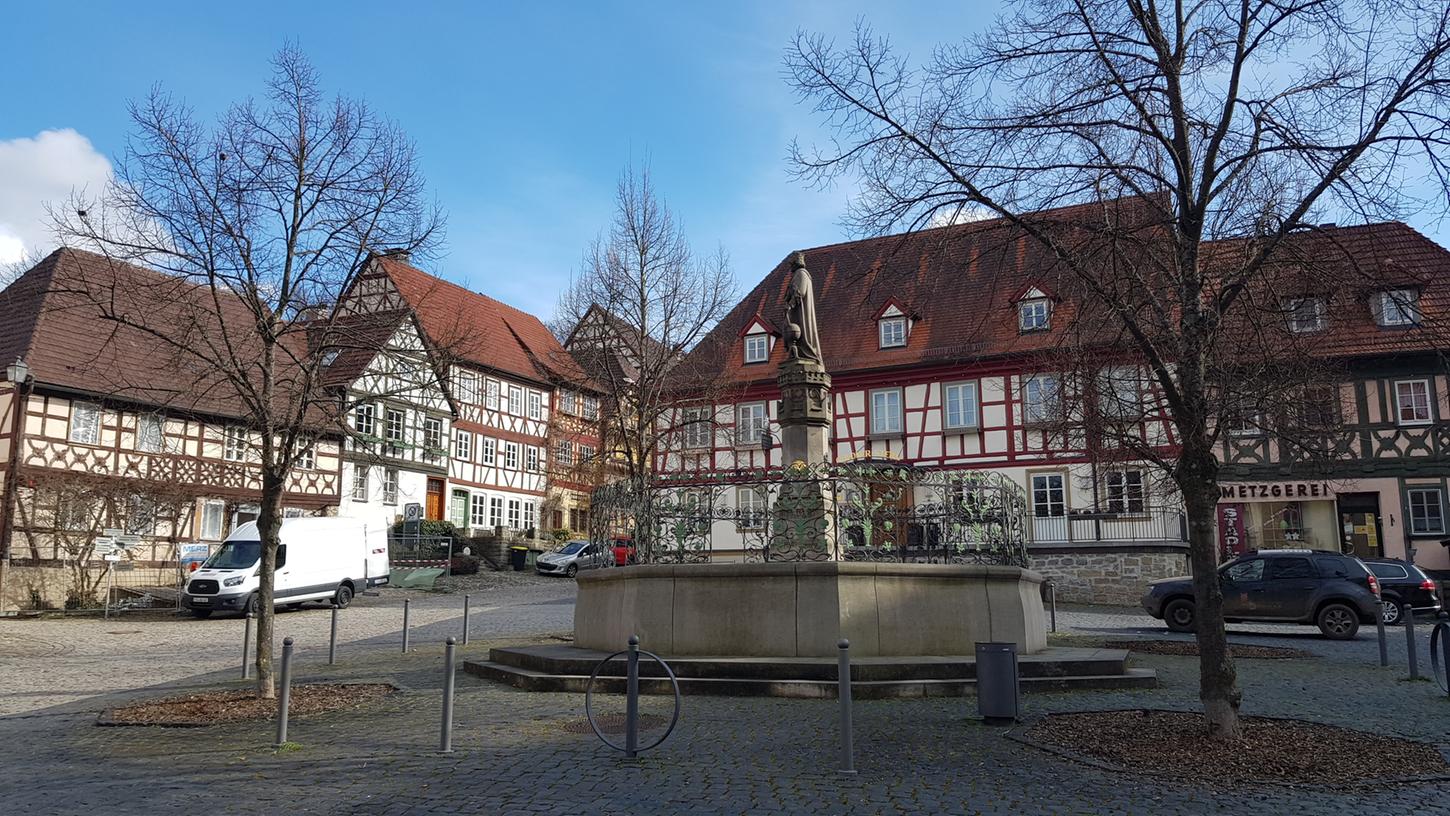 Der Marktplatz in Königsberg - auf dem Brunnen das Denkmal für den großen Gelehrten. Die ganze Altstadt steht unter Denkmalschutz.