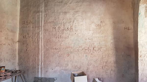 Grafittis aus alten Zeiten: In der Läutstube der Kirche.