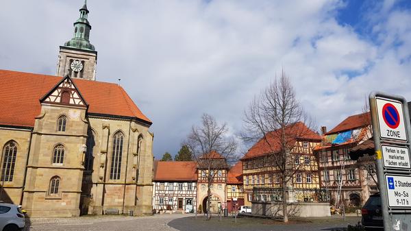 Blick auf die Kirche und das Unfindener Tor. Unfinden ist das Nachbardorf.