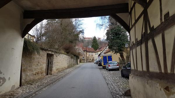 Hier geht es hinein, durch das Unfindener Tor.