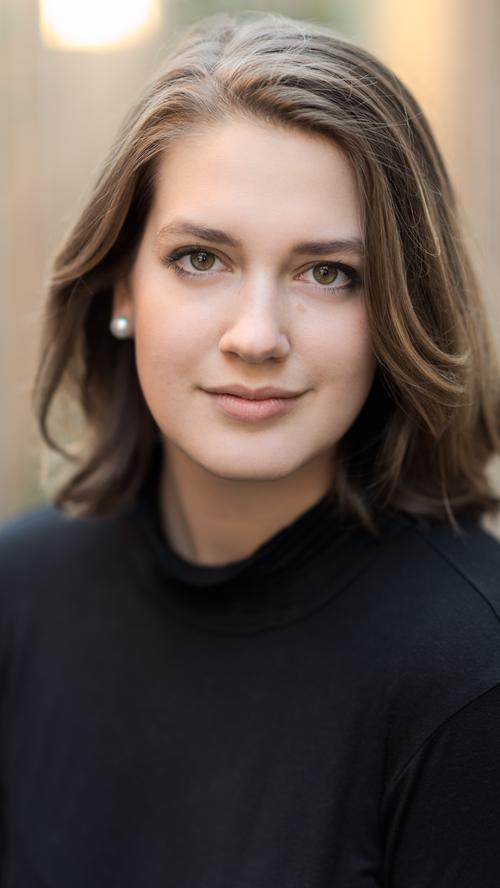 Emily Sierra präsentiert Arien-Highlights aus Opern und wird dabei von jungen Stimmen der Internationalen Meistersingerakademie Neumarkt unterstützt.