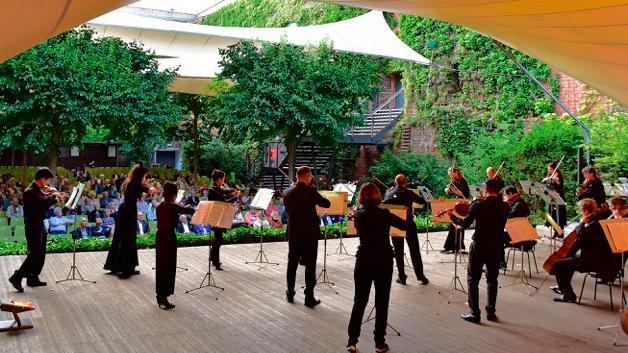 Hat im Corona-Sommer 2020 auch schon gut funktioniert: die Konzerte der Nürnberger Symphoniker im Serenadenhof.