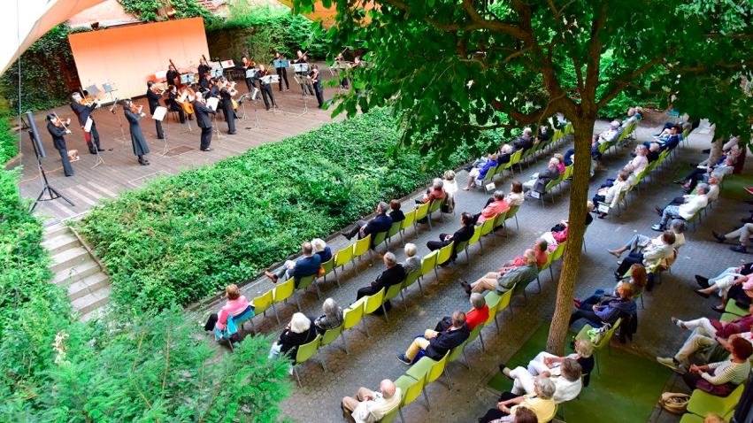 Viel frische Luft und viel Platz: Der Serenadenhof bietet ideale Bedingungen für sichere Konzerte in Pandemiezeiten.