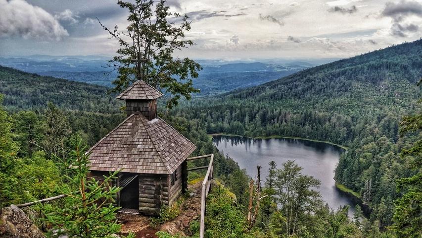 Vor einigen Jahren war der Rachel, mit 1453 Metern der höchste Berg im Nationalpark, als beliebtester Berg Deutschlands ausgezeichnet worden. Über dem See sieht man die trutzige Rachelkapelle .
Vor einigen Jahren war der Rachel, mit 1453 Metern der höchste Berg im Nationalpark, als beliebtester Berg Deutschlands ausgezeichnet worden. Über dem See sieht man die trutzige Rachelkapelle .