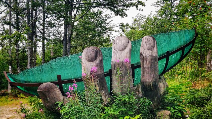 Die Glasarche – ein fünf Meter langes Glasschiff wird von einer Holzhand umfasst. Das Kunstwerk soll auf die Bedeutung der Waldes als Glasregion verweisen.
Die Glasarche – ein fünf Meter langes Glasschiff wird von einer Holzhand umfasst. Das Kunstwerk soll auf die Bedeutung der Waldes als Glasregion verweisen.
