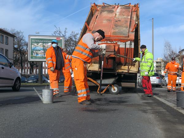 Sör-Mitarbeiter stopfen Schlaglöcher in der Gustav-Adolf-Straße.
Sör-Mitarbeiter stopfen Schlaglöcher in der Gustav-Adolf-Straße.