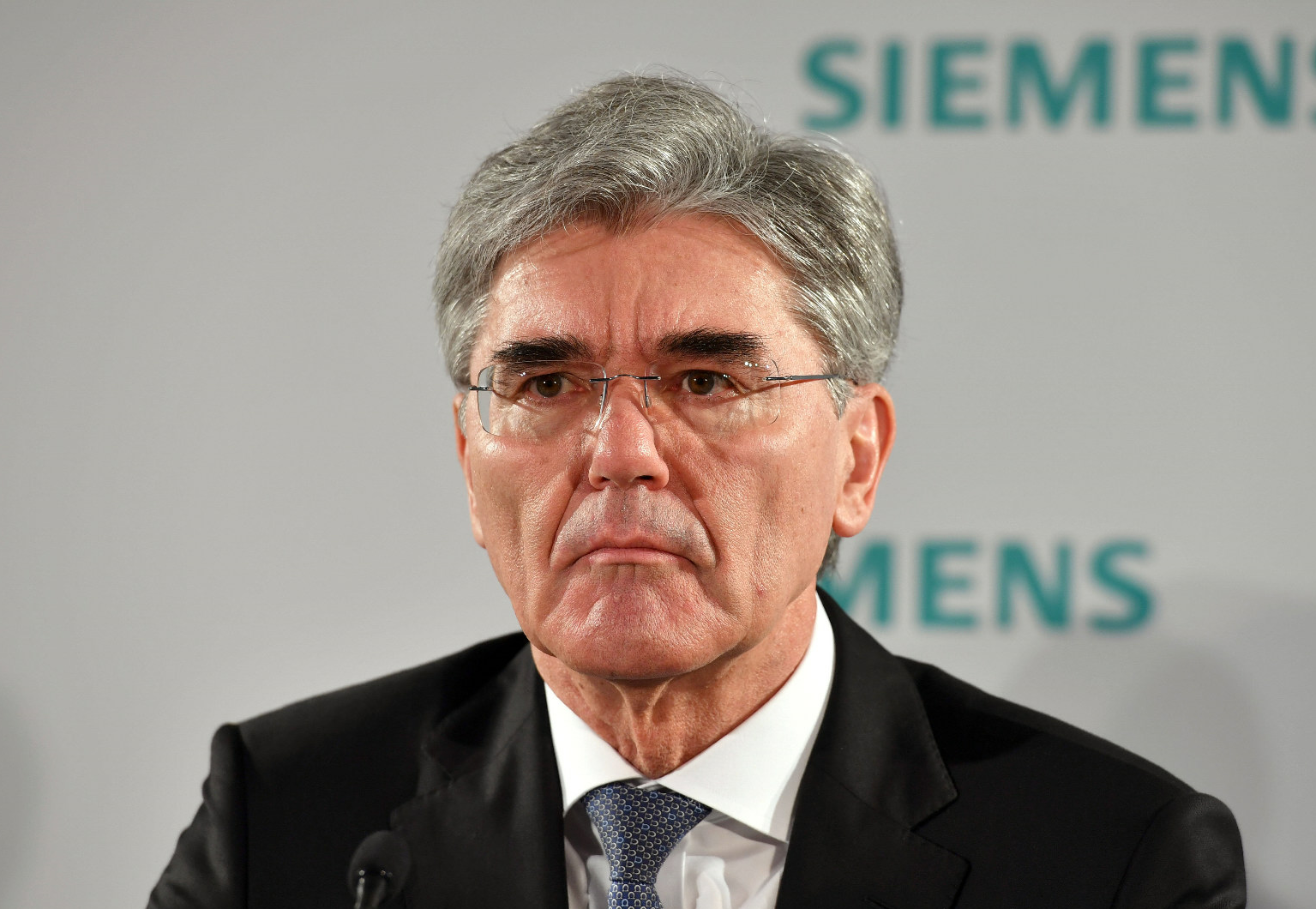 Dass Joe Kaeser zwischen 2006 und 2013 Finanzvorstand und dann bis Februar 2021 Vorstandsvorsitzender von Siemens war, wissen Sie bestimmt bereits. Doch nebenbei fiel der gebürtige Niederbayer immer wieder mit klaren politischen Positionierungen auf. So sprach sich Kaeser zum Beispiel in der Vergangenheit für das Grundeinkommen, den Klimaschutz und gegen Populismus aus. Der Klimaaktivistin Luisa Neubauer bot er zum Beispiel einen Sitz im Aufsichtsgremium für Umweltfragen der geplanten Siemens-Tochter Siemens Energy an - sie lehnte ab. An dem Angebot hagelte es Kritik seitens der "Fridays-for-Future"-Bewegung.