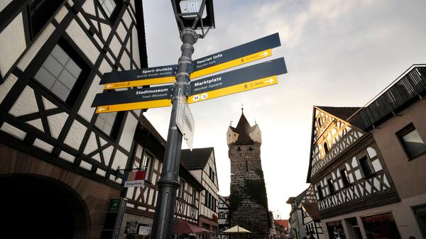 Die Fußgängerzone mit dem Fehnturm. Spaziergänger finden sich mit der Beschilderung zu zurechtfinden.
