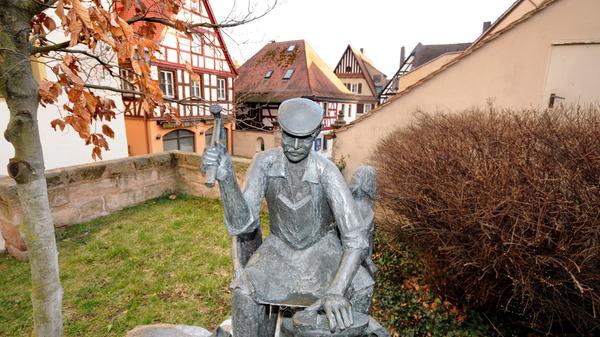 Der Schusterbrunnen steht normalerweise im Rathaus-Innenhof. Wegen der Bauarbeiten hämmert er jetzt in der Nähe des Kirchenplatzes.