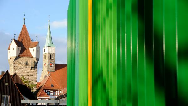 Grün in Herzogenaurach: Im bunten Parkhaus ist eigentlich immer Platz, der Weg in die Innenstadt (hier: Fehnturm und St. Magdalena) ist nicht weit.