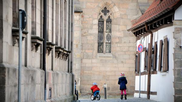 Durch die Engelgasse geht es auf den Kirchenplatz (hinten St. Magdalena).
