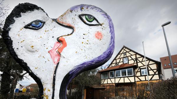 Kunst und Küsse am Bau: das Gebäude der Volkshochschule und sein Vorgarten.