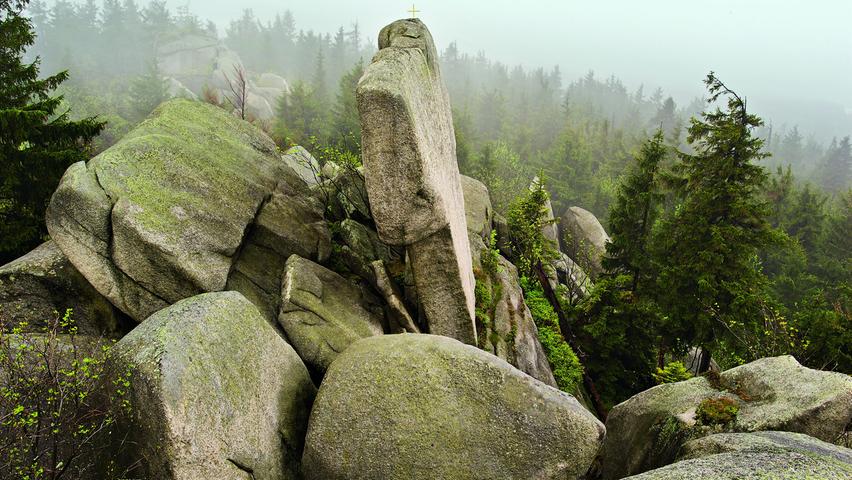 Ein Meer aus Felsblöcken: Der Nußhardt ist 972 Meter hoch und ein Gipfel des Fichtelgebirges.
 
  