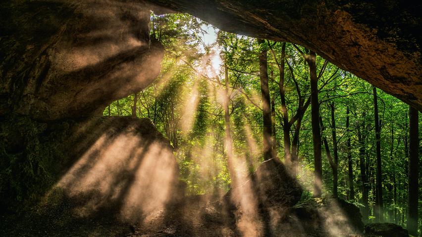 Sonnenstrahlen verwandeln die Schelmbachsteinhöhle bei Königstein in ein Lichtermeer.