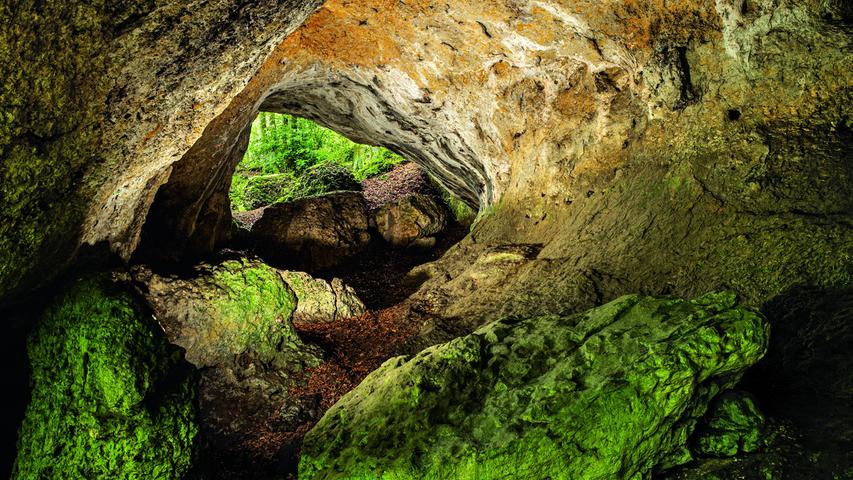 Die Lindenbrunnenhöhle erstrahlt, wenn ausgeleuchtet, in vielen Farben. Sie liegt nur wenige Meter, aber doch recht versteckt vom Hauptwanderweg im Aufseßtal.
 
  