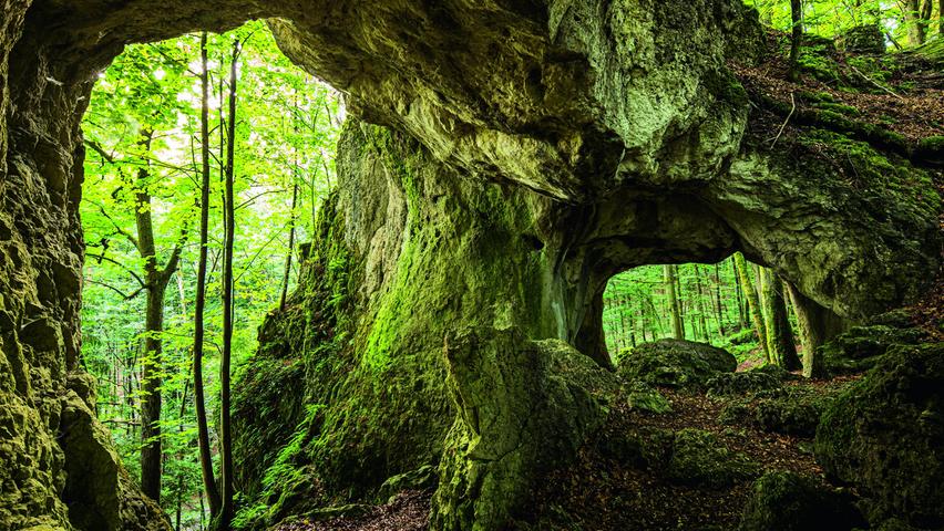 Der Schwingbogen im Streitberger Wald in der Fränkischen Schweiz ist Teil eines Höhlensystems, das im Laufe der Zeit eingebrochen ist.
 
  