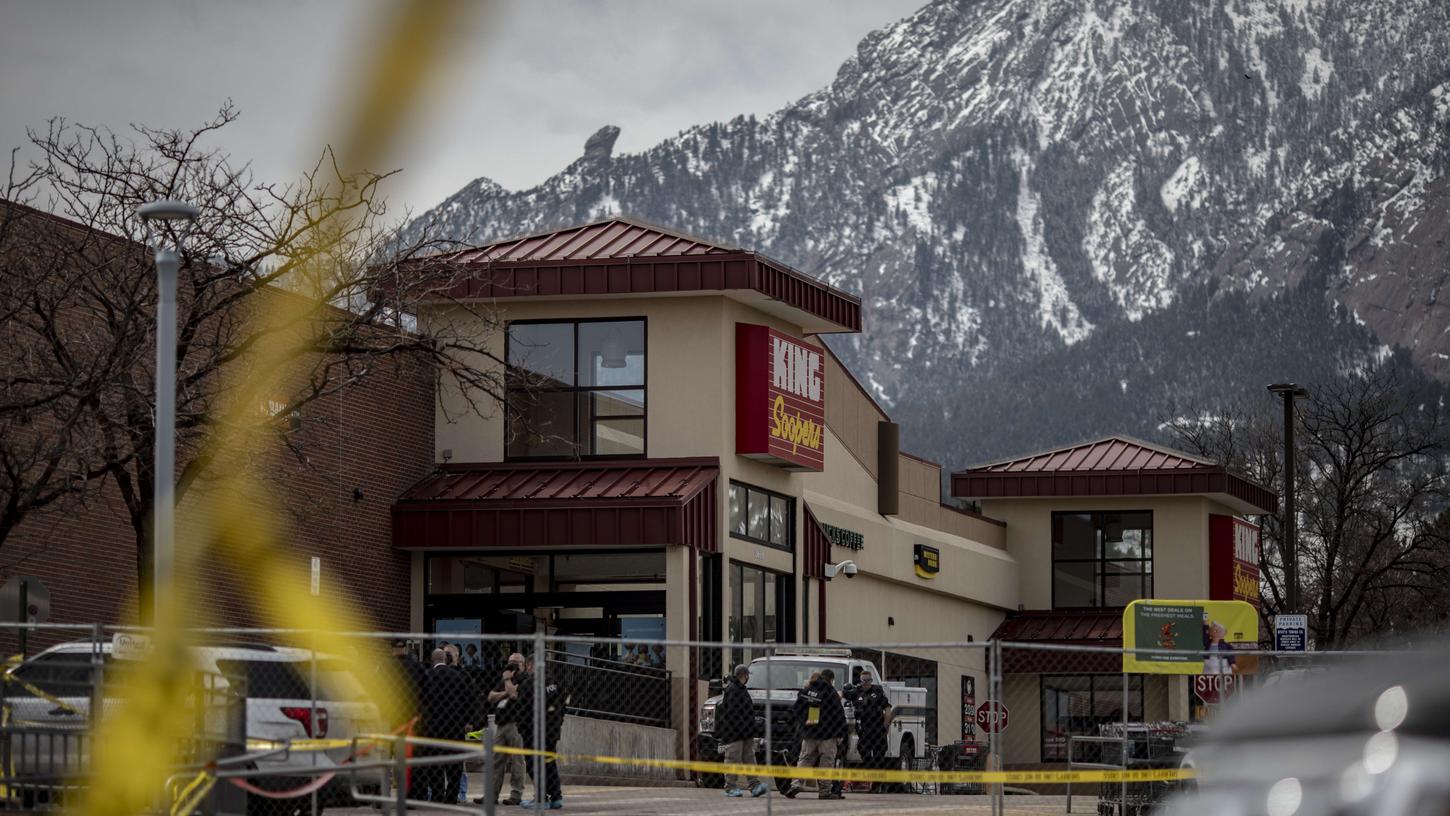 Am 25. März wurde dieser Supermarkt in Boulder/Colorado Schauplatz einer Schießerei, bei der zehn Menschen ums Leben kamen. Am 25. März wurde dieser Supermarkt in Boulder/Colorado Schauplatz einer Schießerei, bei der zehn Menschen ums Leben kamen.