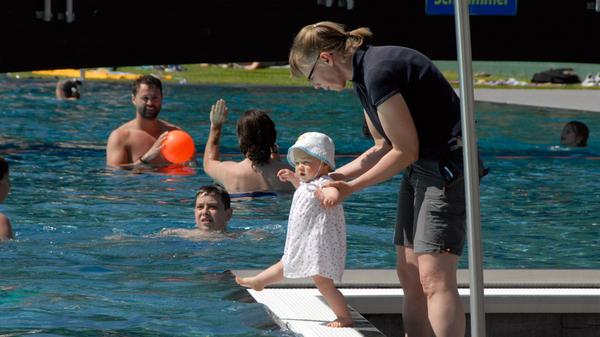 Auf ins Wasser; marsch: Das Herzogenauracher Freibad liegt gerade so am Rande unseres 300-Meter-Radius um den Georgsbrunnen. Ein beliebter Freizeitort.