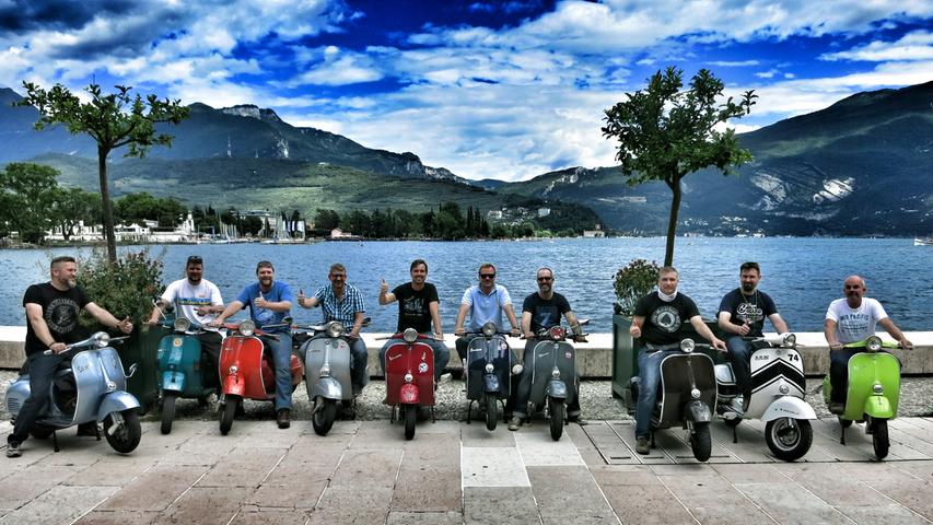  Fränkische Vespafahrer am Ziel ihrer alljährlichen Juli-Ausfahrt - hier ein Trip über Südtirol bis an den Gardasee.