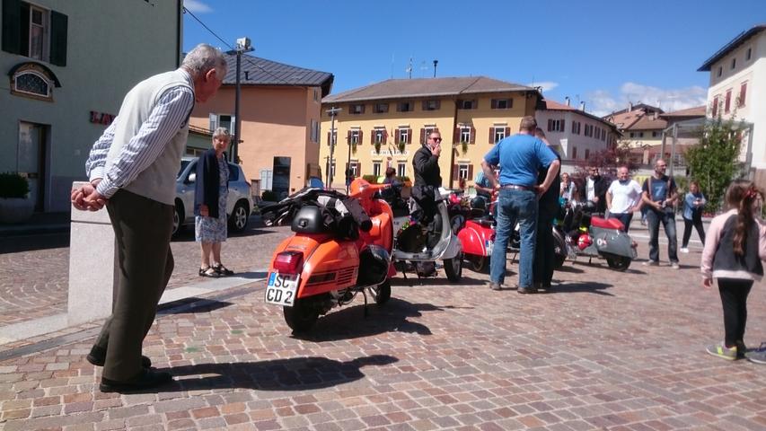 Wo die Vespafahrer aus Franken mit ihren Rollern auftauchen, werden sie von den Einheimischen bestaunt. Hier in Fondo im italienischen Trentino.