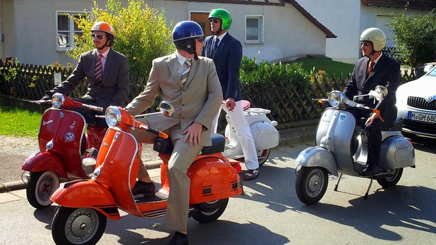 Vespafahrer als Eskorte bei einer Hochzeit in Franken.