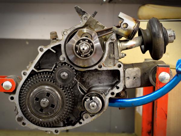 Simpelste, bewährte Technik zum Selber-Reparieren – der Motor einer kleineren Large-Frame-Vespa.
Simpelste, bewährte Technik zum Selber-Reparieren – der Motor einer kleineren Large-Frame-Vespa.