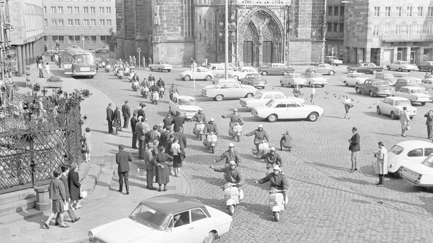 Vesptreffen in Nürnberg, 1966. Originaltext des Fotos: "Beim Vespa-Korso durch die Innenstadt - hier über den Hauptmarkt - fiel die Kolonne der 25 Maschinen durch ihre exakte und disziplinierte Fahrweise auf.."