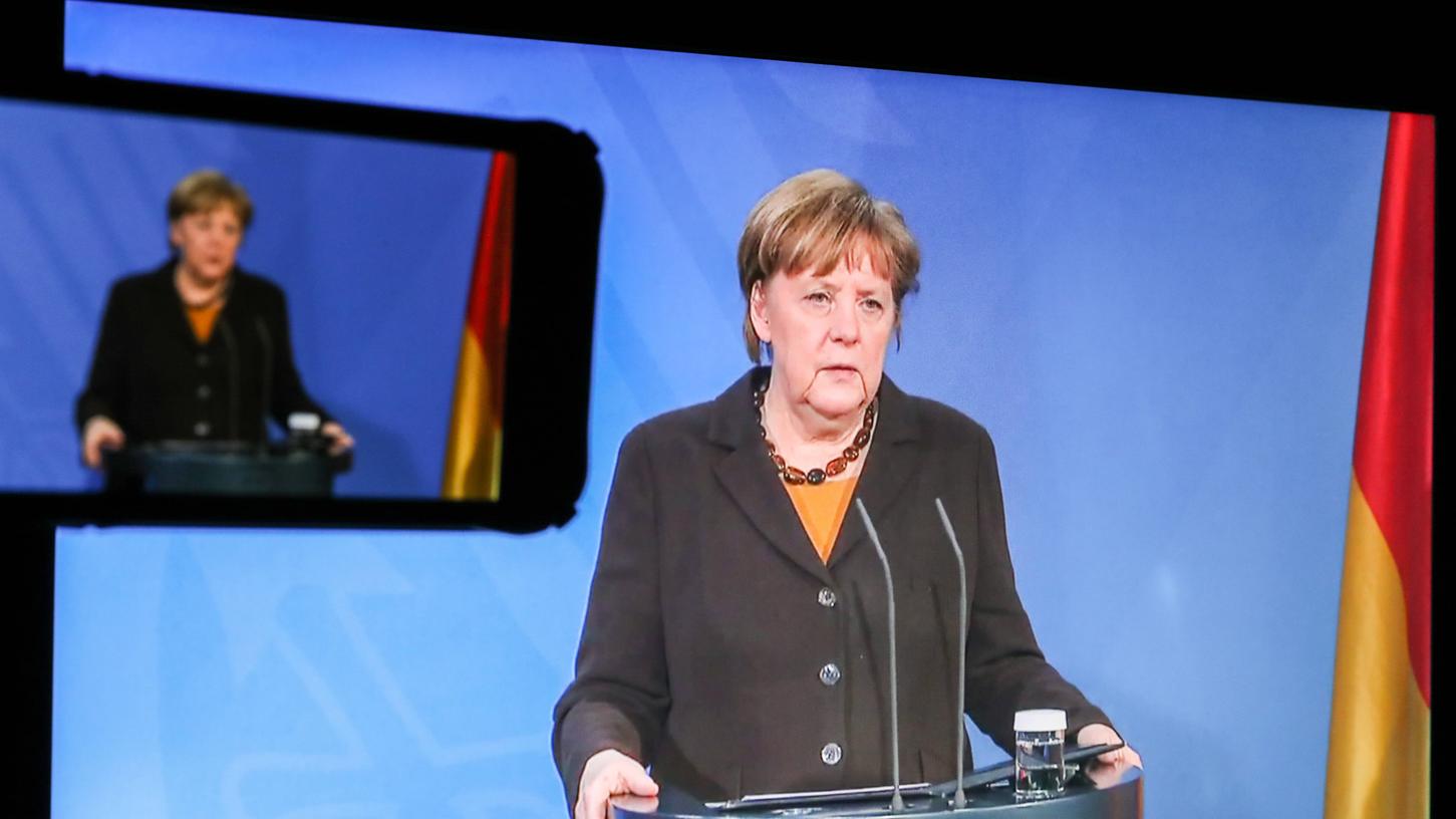 Bundeskanzlerin Angela Merkel (CDU) mahnt die Menschen, auf alle nicht zwingend notwendigen Reisen zu Ostern zu verzichten.