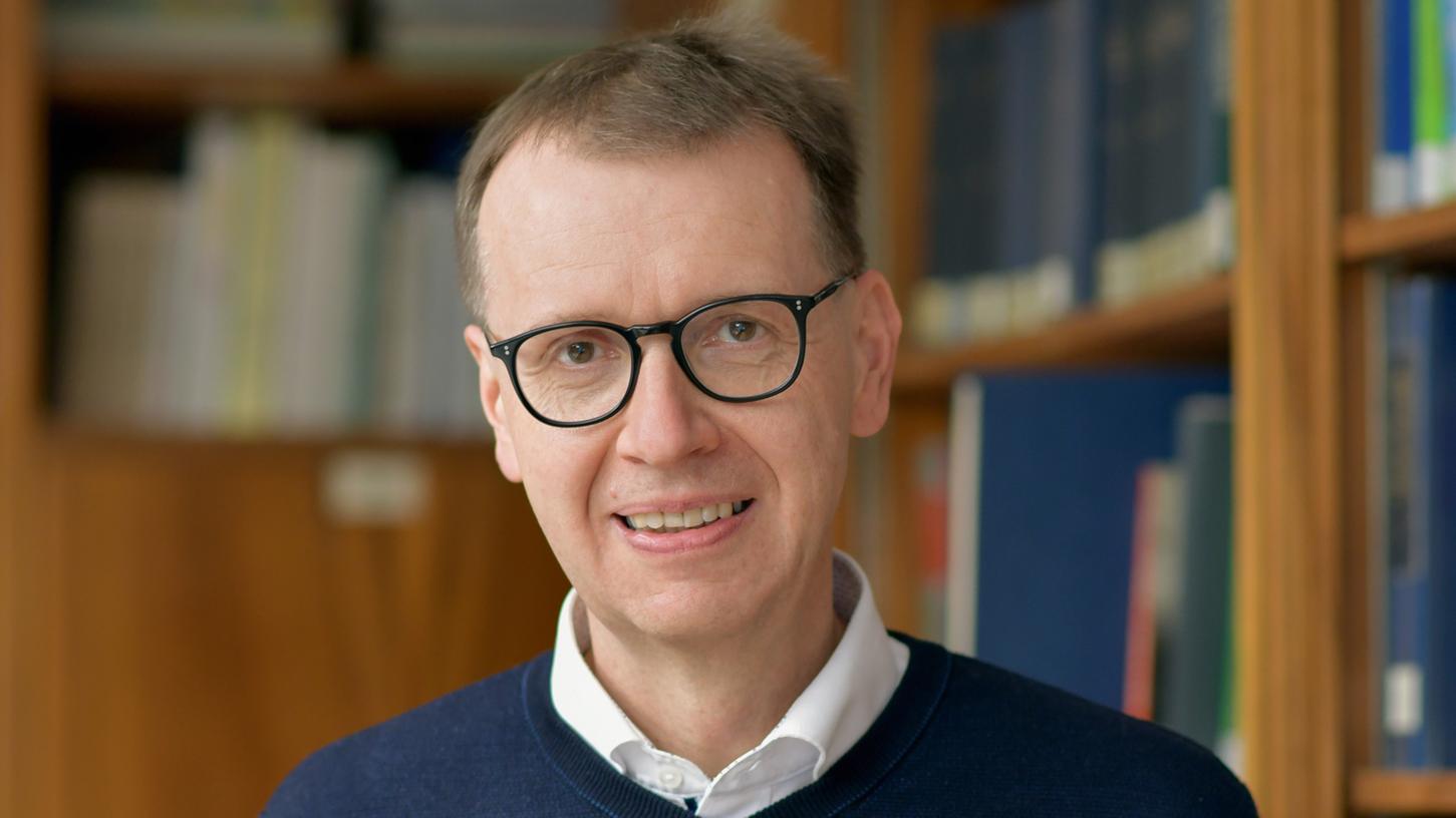 Prof. Dr. Christian Bogdan von der Friedrich-Alexander-Universität Erlangen-Nürnberg erklärt: "Der eine Schlüssel zum Erfolg ist die Impfung."