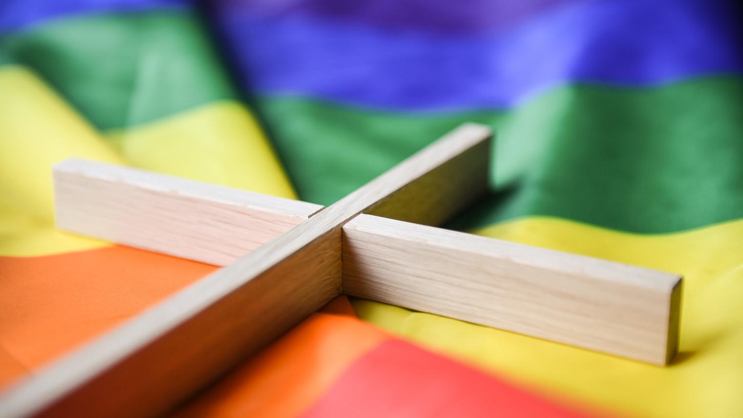 Mit einer Unterschriftenaktion erklären katholische Seelsorgerinnen und Seelsorger in Deutschland ihre Bereitschaft, homosexuelle Paare zu segnen.