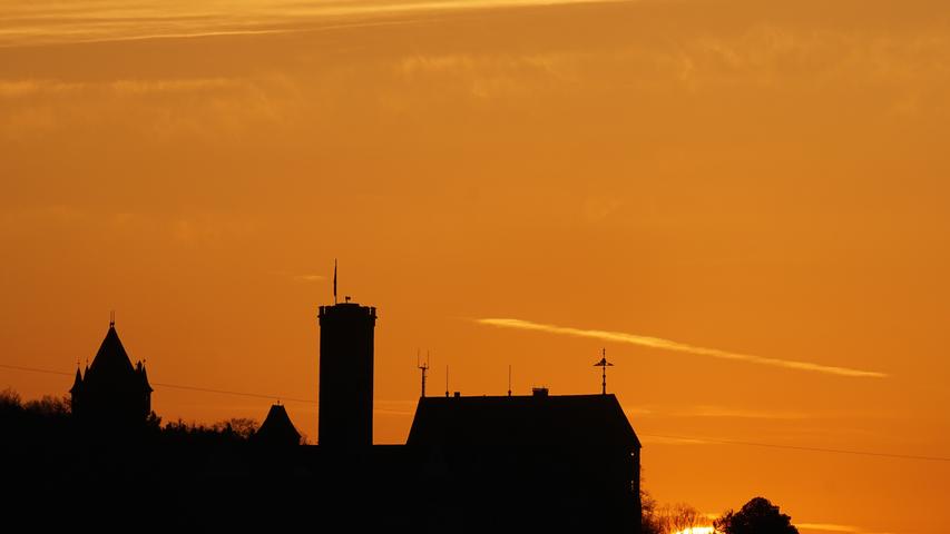 Morgenstimmung und den Sonnenaufgang mit der Burg Abenberg über dem gleichnamigen mittelfränkischen Städtchen Abenberg im Landkreis Roth.