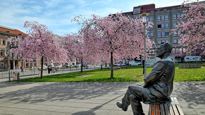 Frühlingsblüte auf dem Willy-Brandt-Platz - und dem Namensgeber gefällt es sichtlich.