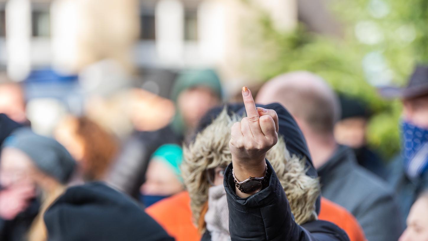 Offensichtlich kein Interesse an Dialog: Eine Teilnehmerin der Querdenker-Demo in Lauf zeigt den Mittelfinger.
Offensichtlich kein Interesse an Dialog: Eine Teilnehmerin der Querdenker-Demo in Lauf zeigt den Mittelfinger.