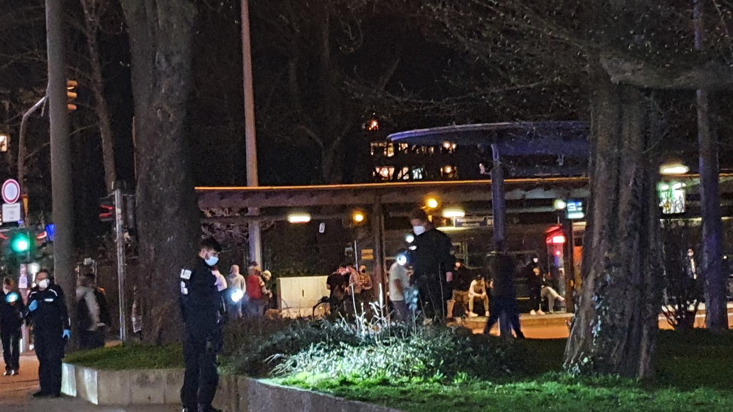 Polizisten suchen mit Taschenlampen am Busbahnhof nach Spuren. Kurz zuvor hatte nach Angaben der Polizei ein 42-Jähriger mit einem Messer einen 25-Jährigen attackiert, als dieser bei einem Streit schlichten wollte. Polizisten suchen mit Taschenlampen am Busbahnhof nach Spuren. Kurz zuvor hatte nach Angaben der Polizei ein 42-Jähriger mit einem Messer einen 25-Jährigen attackiert, als dieser bei einem Streit schlichten wollte.