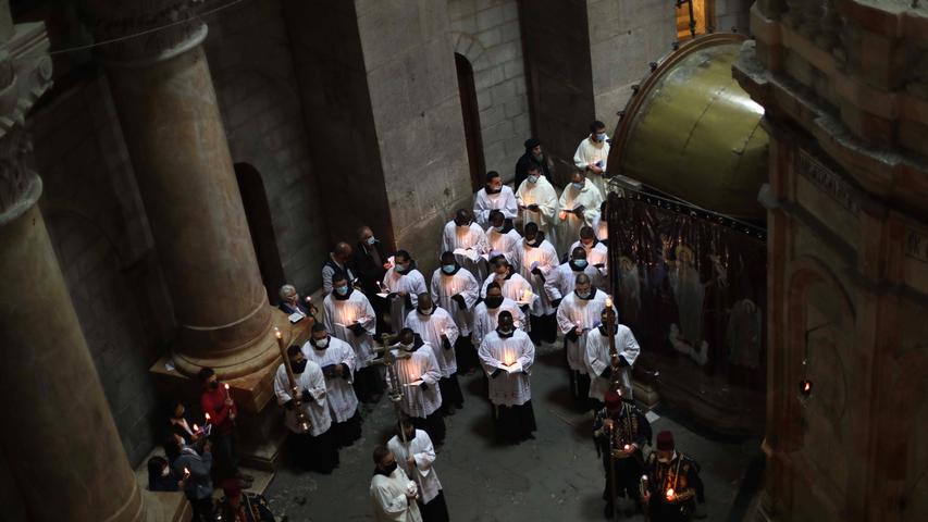 Katholische Gläubige nehmen in Jerusalem an einer Fußwaschung in der Grabeskirche teil