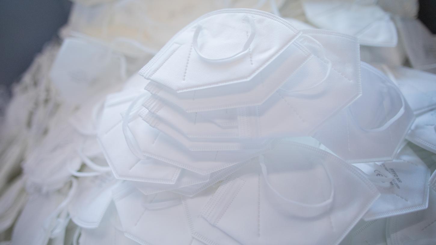 Schutzmasken werden in einer Produktionsstätte hergestellt (Symbolbild).