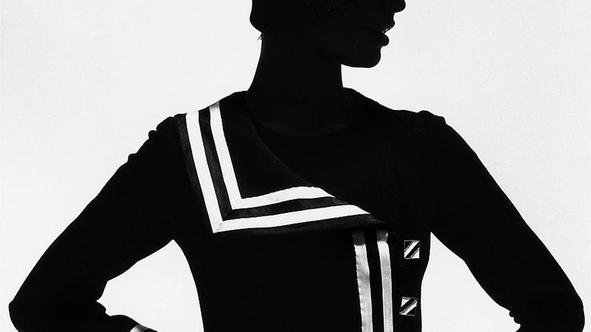 Die Aufnahme des schwarz-weißen Jersey-Mantels ist in Paris entstanden. Gundlach hat ihn für die Zeitschrift "Brigitte" fotografiert.
