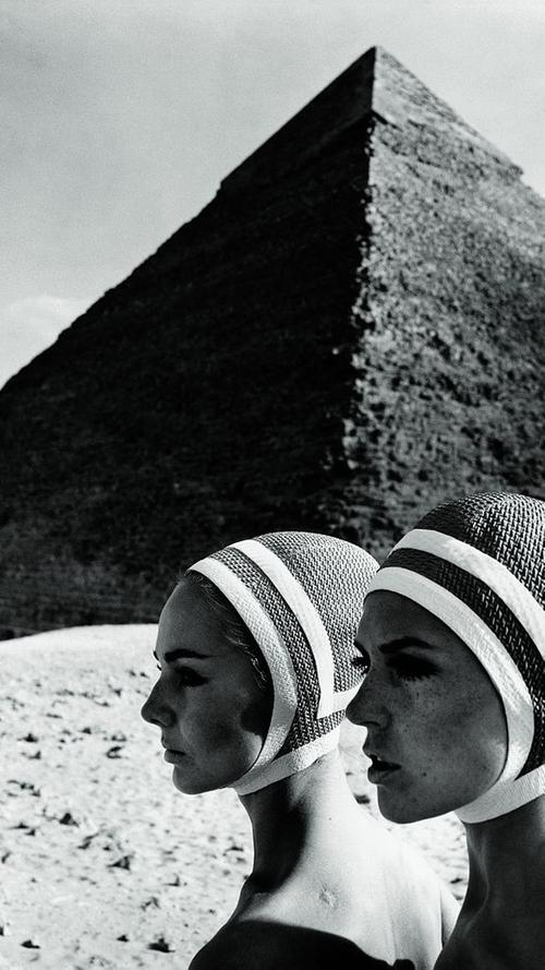 Einen ungewöhnlichen Ort hat sich der Fotograf F. C. Gundlach 1966 für eine Serie von Bademoden-Aufnahmen ausgesucht. Vor Pyramiden bei Kairo trugen die Models Schwimmkappen und Badeanzüge.