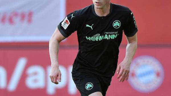 Hatte nach seiner Einwechslung im Frankenderby überzeugt und bekam nun seine Chance von Beginn an, weil David Raum nach der U21-EM eine Pause nötig hatte. Defensiv ohne größere Patzer, allerdings auch nicht immer eng genug am Gegenspieler. Bemüht, sich offensiv mit einzuschalten. Dabei mit wenig Durchschlagskraft. Nach 70 Minuten ausgewechselt.