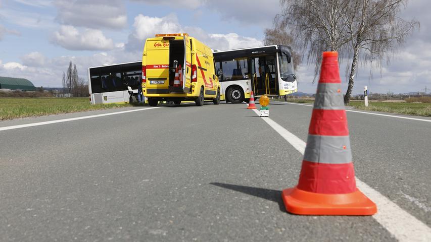 Wendemanöver auf der Staatsstraße: Bus kippt in Straßengraben