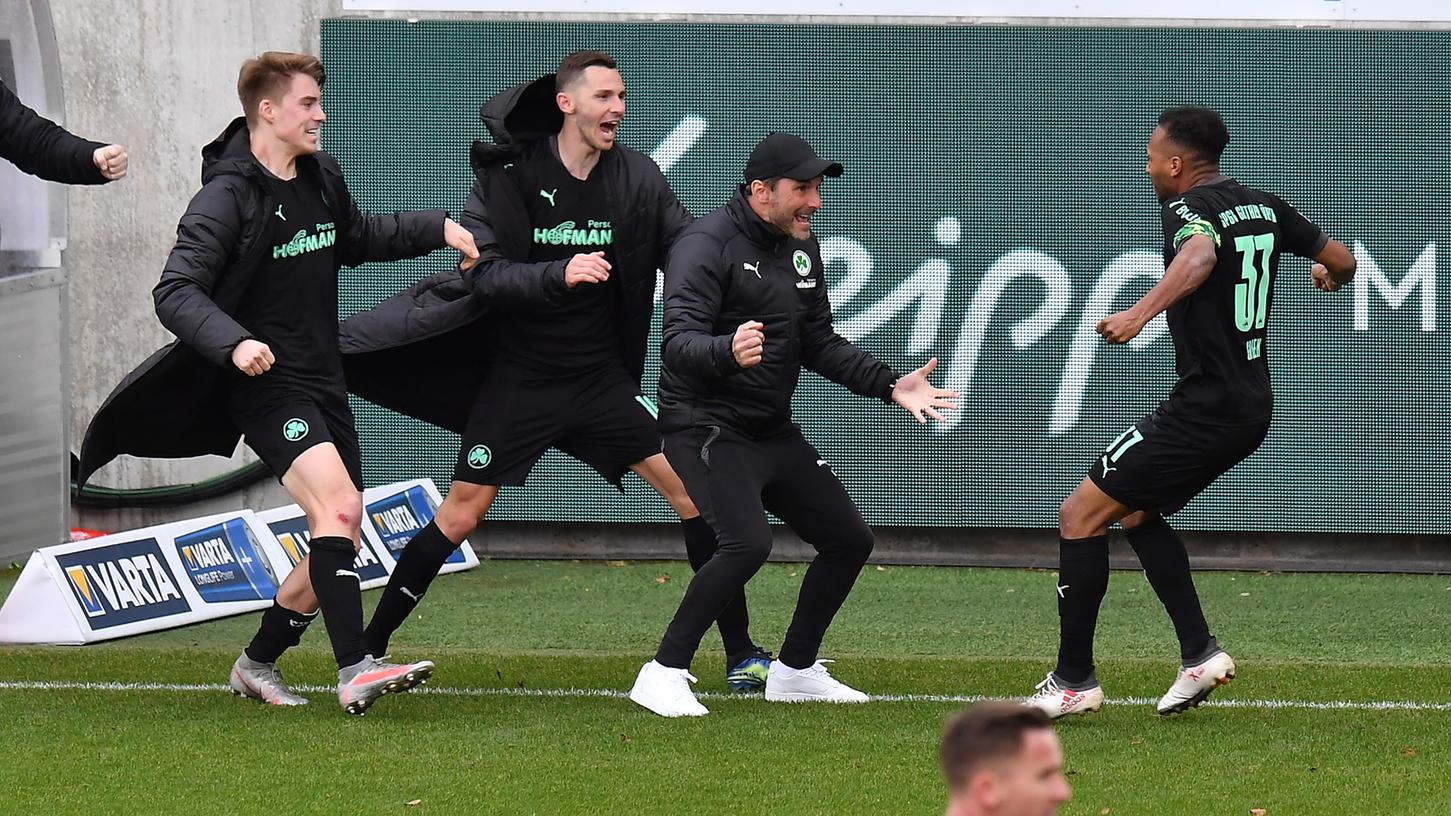 Pure Freude nach dem 1:0 in der Schlussminute: Trainer Stefan Leitl (2. von rechts) jubelt mit seinen Spielern.