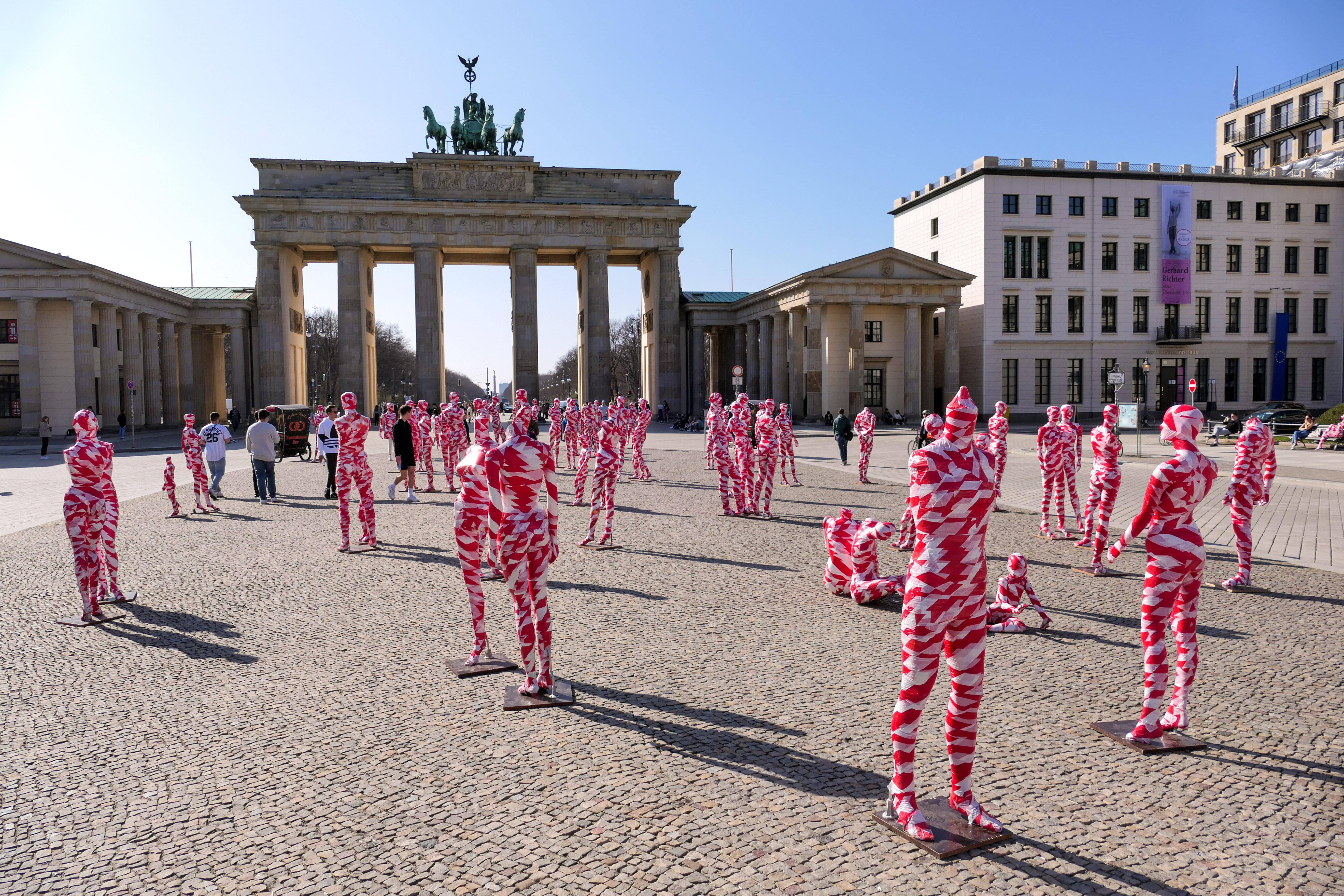 31.03.2021,Berlin,Deutschland,GER,Pariser Platz am Brandenburger Tor.Das Corona-Mahnmal It is like it is.Eine Installat