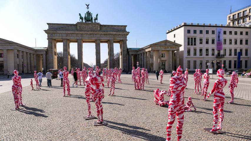 Plötzlich waren sie da: 111 rot-weiß umwickelte Schaufensterpuppen stehen am Brandenburger Tor in Berlin. Mit seiner Installation "It is like it is" will Künstler Dennis Josef Messer zum Nachdenken anregen und ein Mahnmal setzen für mehr Achtsamkeit und Wertschätzung
