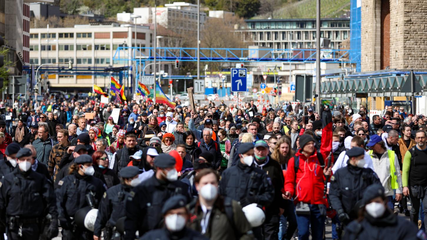 Die Polizei war mit einem Großaufgebot bei den Protesten gegen die Corona-Maßnahmen in Stuttgart vor Ort. 
