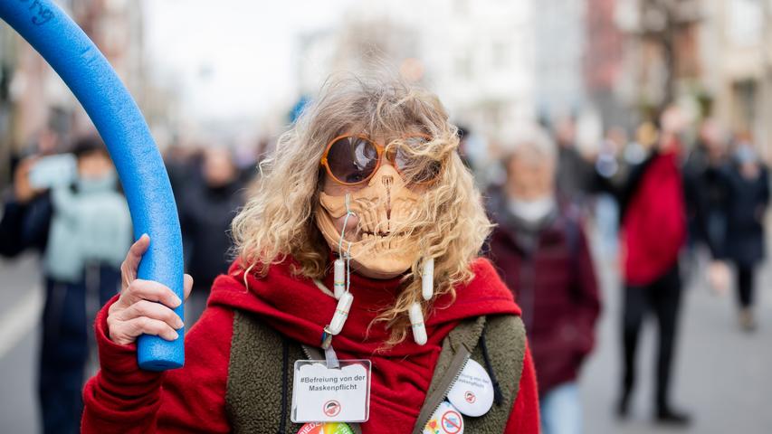 Eine Frau mit Schädel-Maske nimmt an einer Demonstration gegen die Corona-Maßnahmen in Berlin teil. 