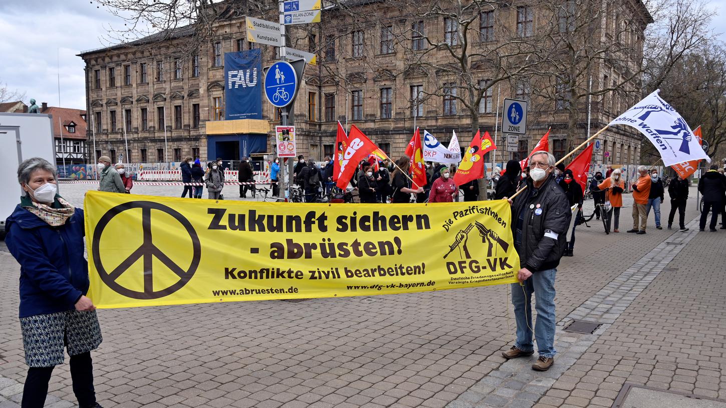 Mit Transparenten und Fahnen traten die Teilnehmer des diesjährigen Ostermarsches bei der Kundgebung auf dem Erlanger Schlossplatz für Maßnahmen zur Friedenssicherung ein und forderten ein Ende der weltweiten Aufrüstung. Mit Transparenten und Fahnen traten die Teilnehmer des diesjährigen Ostermarsches bei der Kundgebung auf dem Erlanger Schlossplatz für Maßnahmen zur Friedenssicherung ein und forderten ein Ende der weltweiten Aufrüstung.
