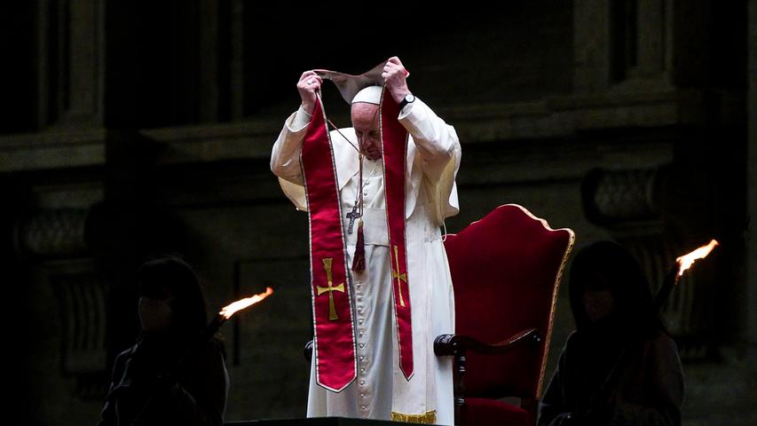 Papst Franziskus betet den Kreuzweg auf dem leeren Platz vor dem Petersdom.